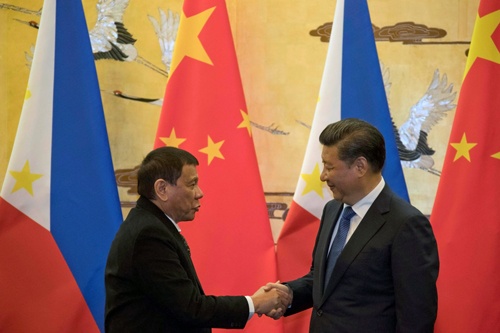 訪日に先駆けて中国を訪れたフィリピンのドゥテルテ大統領。習近平国家主席との駆け引き、軍配は？（写真：代表撮影/ロイター/アフロ）