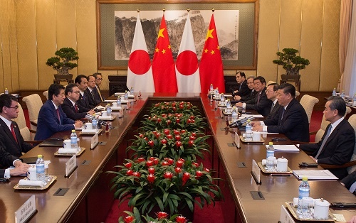 10月26日に開催された日中首脳会談(写真:代表撮影/ロイター/アフロ)