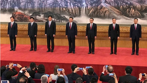第19回党大会で選ばれた中枢7人。習近平主席（中央）の独裁が確立されるのか。新たな5年闘争が始まった（写真：AP/アフロ）