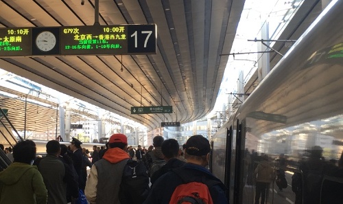 乗降客で混雑する高速鉄道「広深港高速鉄道」のホーム