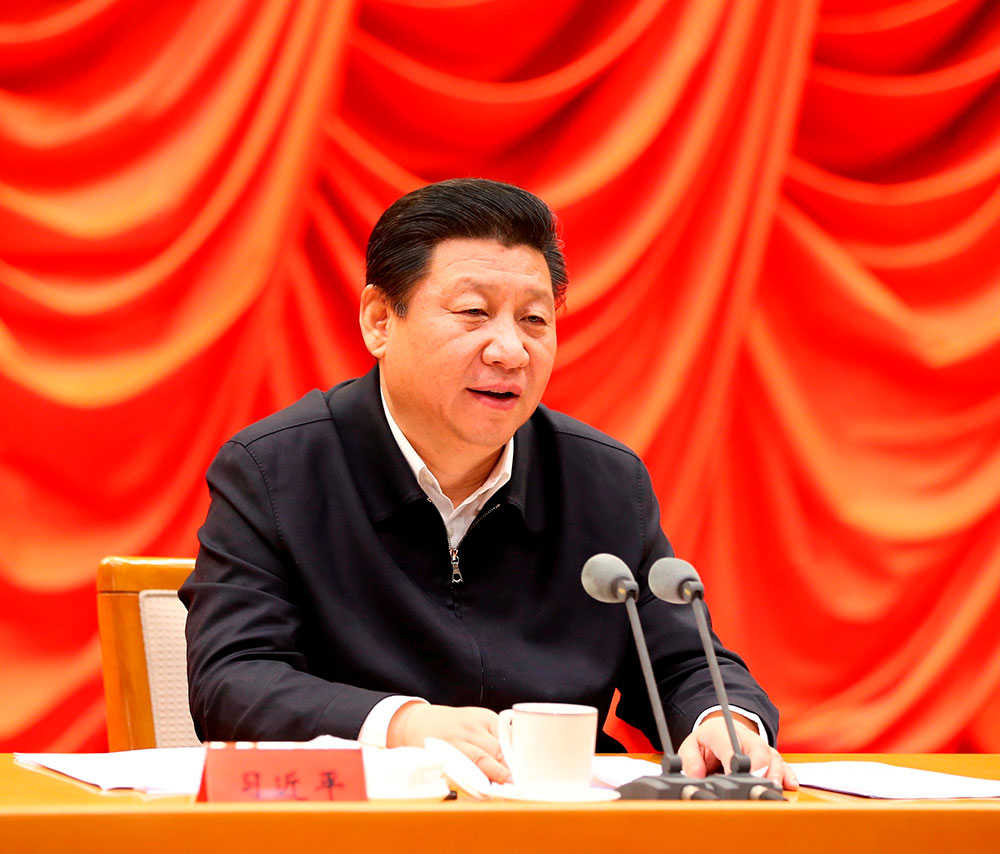 2015年2月、政治会議「四中全会」の決定事項推進について語る習近平主席（写真：新華社/アフロ）