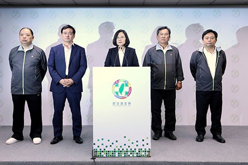 台湾統一地方選挙で与党・民進党が大敗、蔡英文総統は党首を辞任した。11月24日撮影(写真:ロイター/アフロ)