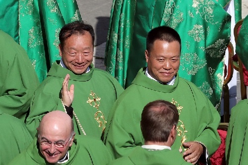 ローマ・カトリック教会の法王庁（バチカン）で10月16日に開かれた世界司教会議に、中国の司教2人が初めて参加した（写真：ロイター/アフロ）