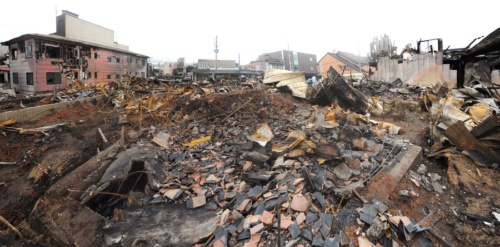 復旧へ向けての糸魚川市の対応は迅速で大火から3日後、12月25日午後4時には被災区域内の市道のがれきの撤去が完了した。（写真・山根一眞）