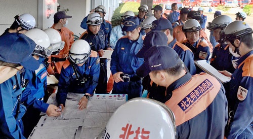 各自治体から熊本に集結した緊急消防援助隊。熊本地震に出動した同隊はおよそ20都府県の500隊以上、2000名余を数えた。(写真提供・北九州市消防局)