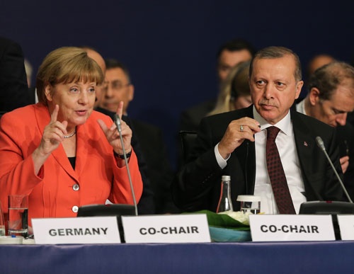 トルコのイスタンブールで開かれた世界人道サミットで席を並べたドイツ首相メルケル（左）とトルコ大統領のエルドアン（写真：Abaca/アフロ）