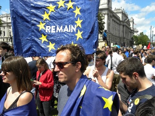 7月2日、ロンドンの議会広場でBREXITに抗議する残留派市民。（撮影＝熊谷　徹）
