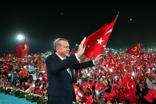 クーデター未遂に抗議する集会に出席し手を振るトルコのエルドアン大統領（写真：Abaca/アフロ）