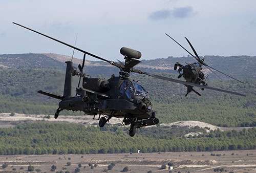 NATOの演習に参加するヘリコプター「アパッチ」(写真:ロイター/アフロ)