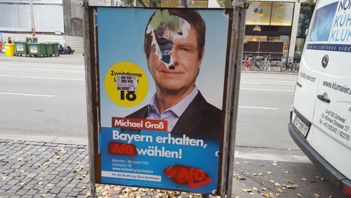ミュンヘン市内で見かけたAfDのポスターには、何者かが傷をつけていた。（撮影＝熊谷　徹）