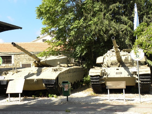 テルアビブのイスラエル国防軍施設。イスラエルでハイテク・ベンチャー企業が多い理由の1つは、軍で獲得した知識や人脈を生かして起業する市民が多いからだ(筆者撮影)