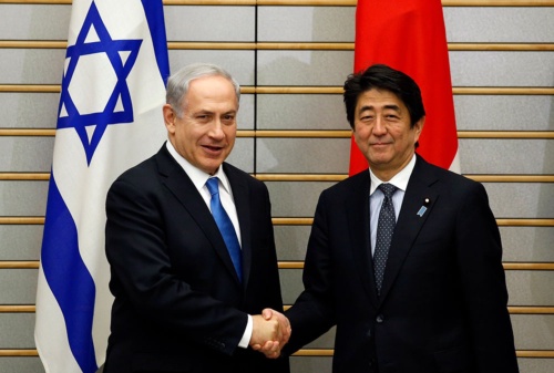 イスラエルのネタニヤフ首相と安倍首相が2014年5月に会談。ようやく両国の関係緊密化が緒についた（写真：ロイター/アフロ）