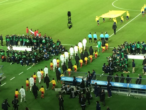 クラブワールドカップ決勝戦で、レアルと鹿島の選手が並んで入場。この後、歴史に残る名勝負を繰り広げることになる