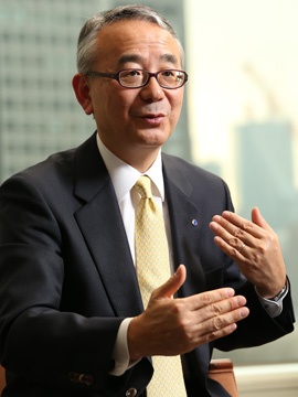 手代木 功(てしろぎ・いさお)氏塩野義製薬社長。1959年、宮城県生まれ。東京大学薬学部卒業後、同社に入社。研究開発畑を歩み、1990年代中頃に米国駐在。帰国後、英語力を買われ秘書室長となりIRも担当。1999年経営企画部長、2002年取締役、2004年医薬研究開発本部長。2008年4月から現職(撮影:陶山勉)