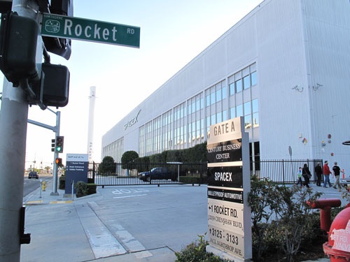 スペースXの工場に隣接する道路には「ロケットロード」という名が付いている