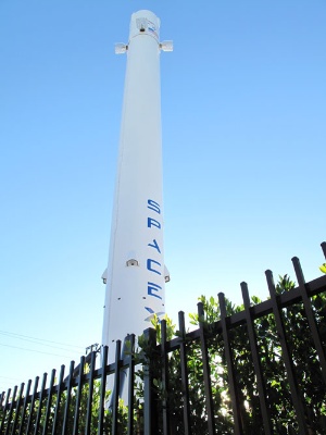 「ファルコン9」の第1弾ロケット。目視だとビル10階分くらいの高さがありそうだった