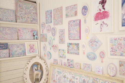 埼玉県東松山市のアトリエでは、「絵子猫ワールド」が壁一面に広がっている（写真＝陶山 勉）