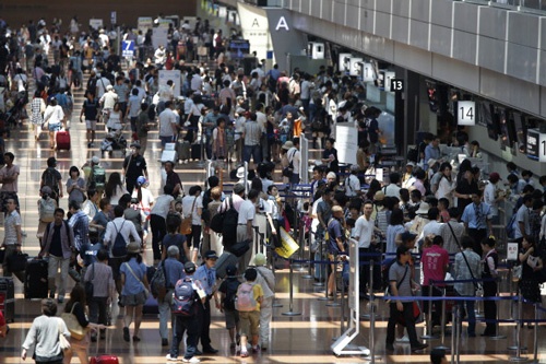 旅行者やお盆の帰省客らでにぎわう羽田空港ロビー(写真=Kiyoshi Ota/Bloomberg via Getty Images)