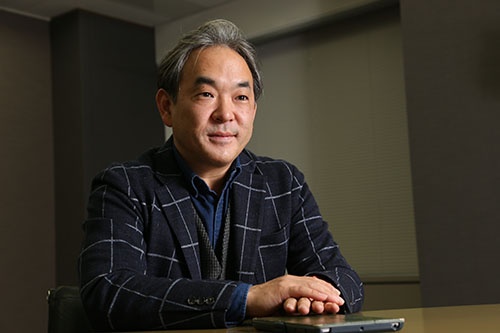 日本マクドナルド上席執行役員でマーケティング本部長を務める足立光氏。一橋大学商学部卒業後に、P&Gジャパン、ブーズ・アレン・ハミルトン、ローランドベルガーを経て、ドイツのヘンケルグループに属するシュワルツコフヘンケルで社長を務める。2007年よりヘンケルジャパン取締役 シュワルツコフ プロフェッショナル事業本部長を兼務し、2011年からはヘンケルのコスメティック事業の北東・東南アジア全体を統括。その後、ワールド執行役員国際本部本部長を経て、2015年10月より現職(写真:陶山勉)