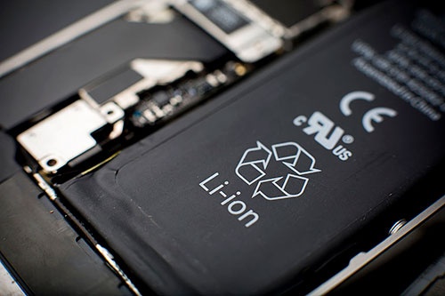 米アップルのアイフォーンにも使われているリチウムイオン電池。EVが普及すれば世界需要は何倍にもなる（写真＝Bloomberg/GettyImages）