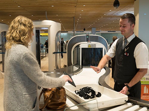 オランダのスキポール空港でいち早く導入されている、先進の手荷物チェック機器。パソコンなどをカバンの中に入れたまま検査できる。