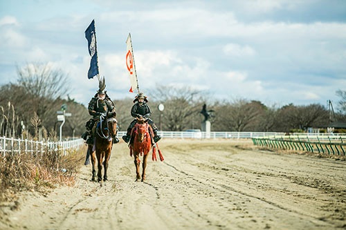 鎧武者に扮した住民が参加する「相馬野馬追」。中にはG1を制した有名馬もおり、乗馬体験サービスに利用する。