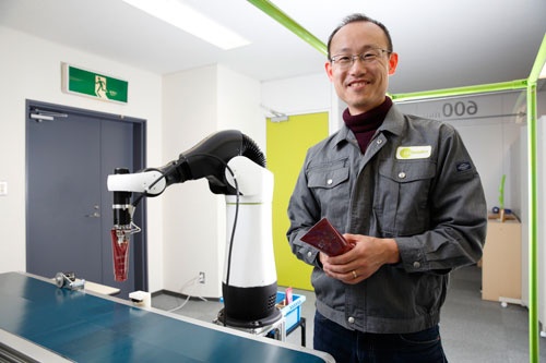 ライフロボティクスの尹祐根CEOはロボットが同僚になれるために肘を開発中。人が当たってもけがをしない(写真:村田和聡)