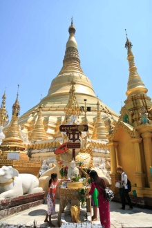 光り輝くパゴダ（仏塔）はミャンマーの観光名所だ（撮影は全て的野弘路）
