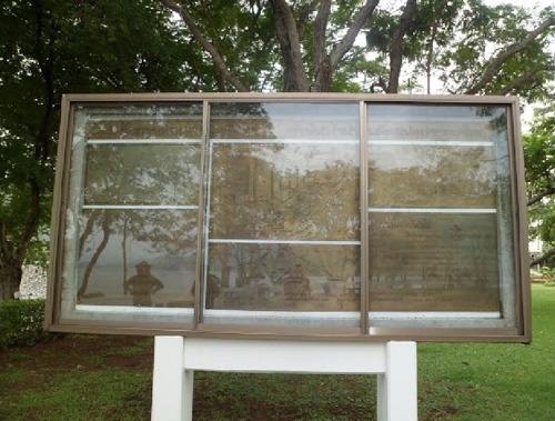 タイのシーナカリン湖のダム湖畔に設置された記念碑。Jパワーの貢献を評価し、同社の頭文字が刻まれている