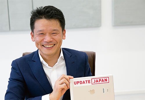 ヤフーの宮坂学社長は自身のタブレット端末に「UPDATE JAPAN」のステッカーを貼っている（撮影：的野 弘路、以下同）