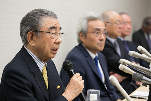 写真は左から、鈴木会長と村田社長、その先に顧問が2人続いた。4人の平均年齢は約78歳と高い(撮影:的野 弘路)