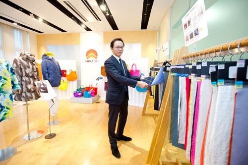「生地を独特な風合いに加工できる技術が小松精練の強み」と池田哲夫社長は語る。(写真:江田健一、以下同)
