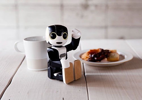 シャープが発売するロボット型の携帯電話「RoBoHoN(ロボホン)」。本体価格は、ソフトバンクの人型ロボット「ペッパー」と同じ19万8000円。あと10万円安ければ…。