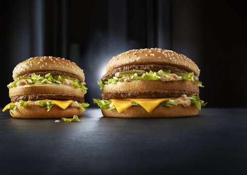 品薄状態の「グランドビッグマック」（写真右）。肉の量が「ビッグマック」（写真左）の約1.3倍あるボリューム商品だ