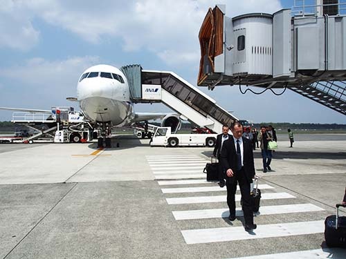 熊本空港へはタラップで降り立つ