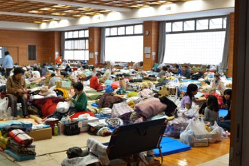 熊本県の避難所では、多くの住民が窮屈な生活を強いられている（写真：UPI/アフロ）