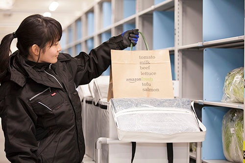 「アマゾンフレッシュ」は月額料金などは別途かかるが、日用品なども含め10万点以上の商品をそろえる。