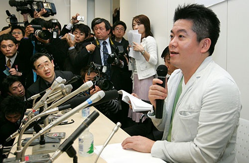 05年に堀江貴文氏が率いるライブドアがフジテレビ（当時）と経営権を激しく争った際、会社とは誰のものかという議論が巻き起こった（写真：ロイター/アフロ）