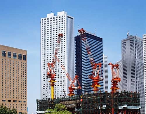 東京都心では高層ビルの建設ラッシュが起こっているが、オフィスの供給過剰を懸念する声も出始めた（写真：アフロ）