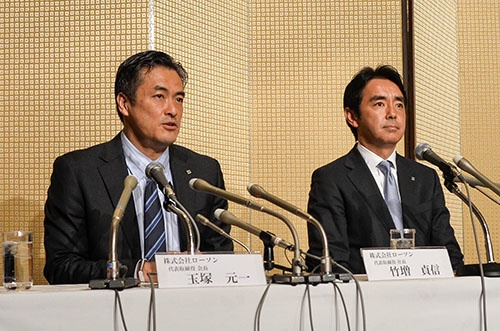 4月、退任を発表するローソンの玉塚会長（左）と竹増社長