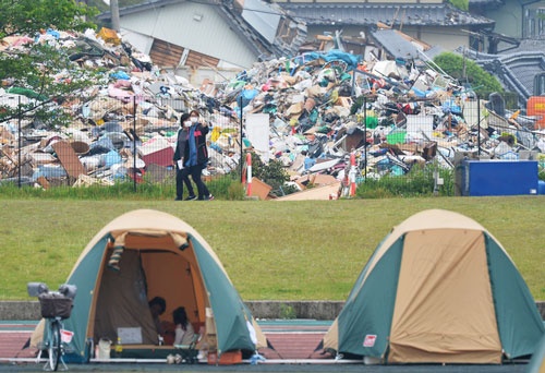 熊本地震ではこれまでの震災と同様に、ゴミの問題が浮上している（写真：毎日新聞社/アフロ）