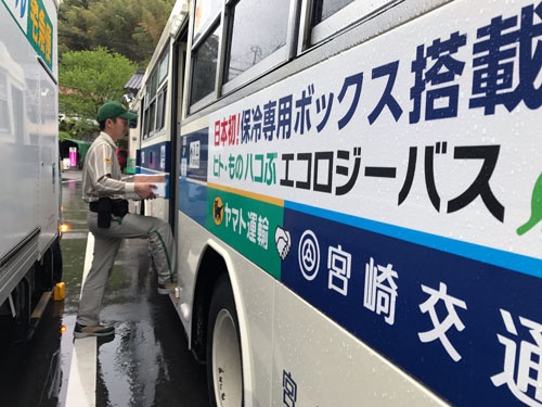 ヤマト運輸のセールスドライバーが路線バスに荷物を運ぶ