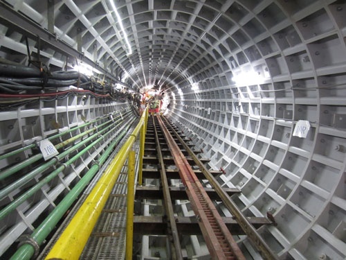 トンネル内はセグメントと呼ばれる枠で覆われ、宇宙船内の様な雰囲気