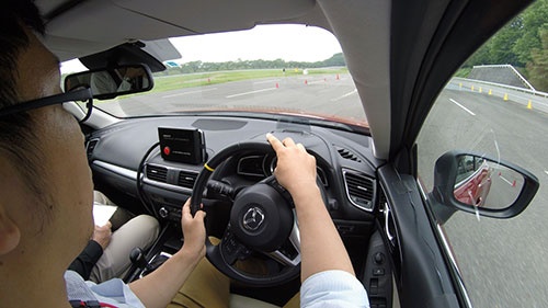 試乗会に参加する記者。GVCは「運転がうまくなった気になる」技術だ。