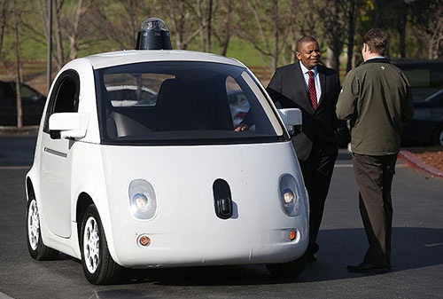 米グーグルが開発中の自動運転車。既に公道での実験を繰り返している(写真:Justin Sullivan/Getty Images)