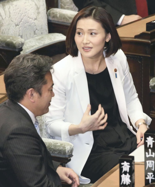 公用車で保育園送迎 は職権乱用なのか 日経ビジネス電子版 公用車で保育園送迎 は職権乱用なのか 日経ビジネス電子版