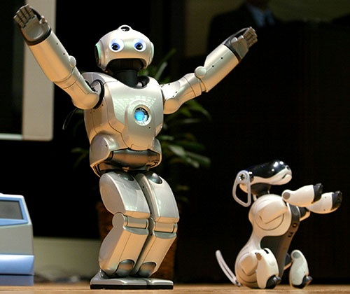 ソニーが開発した子犬型ロボットのAIBO（右）と、二足歩行型ロボットのQRIO（写真：ロイター／アフロ）