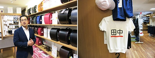 左:フクズミの福住裕社長。日本でも屈指のランドセル販売量を誇る<br/>右:面倒な体操着のゼッケン付けや袋作りの名前付けなども請け負う。忙しい共働き世帯に人気商品だ