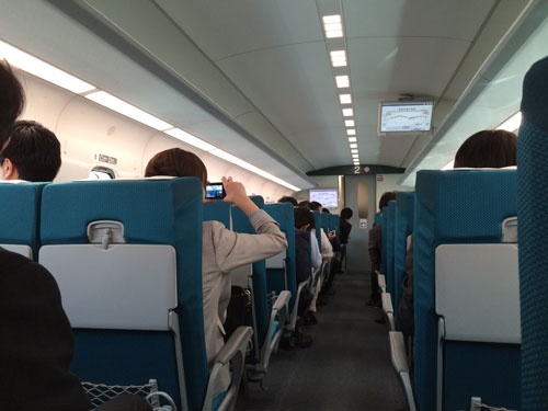 東海道新幹線に似た社内（右上のモニターに速度などを表示）