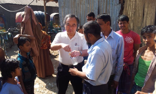 バングラデッシュのスラム街で飲料水を配る日本ベーシックの勝浦社長